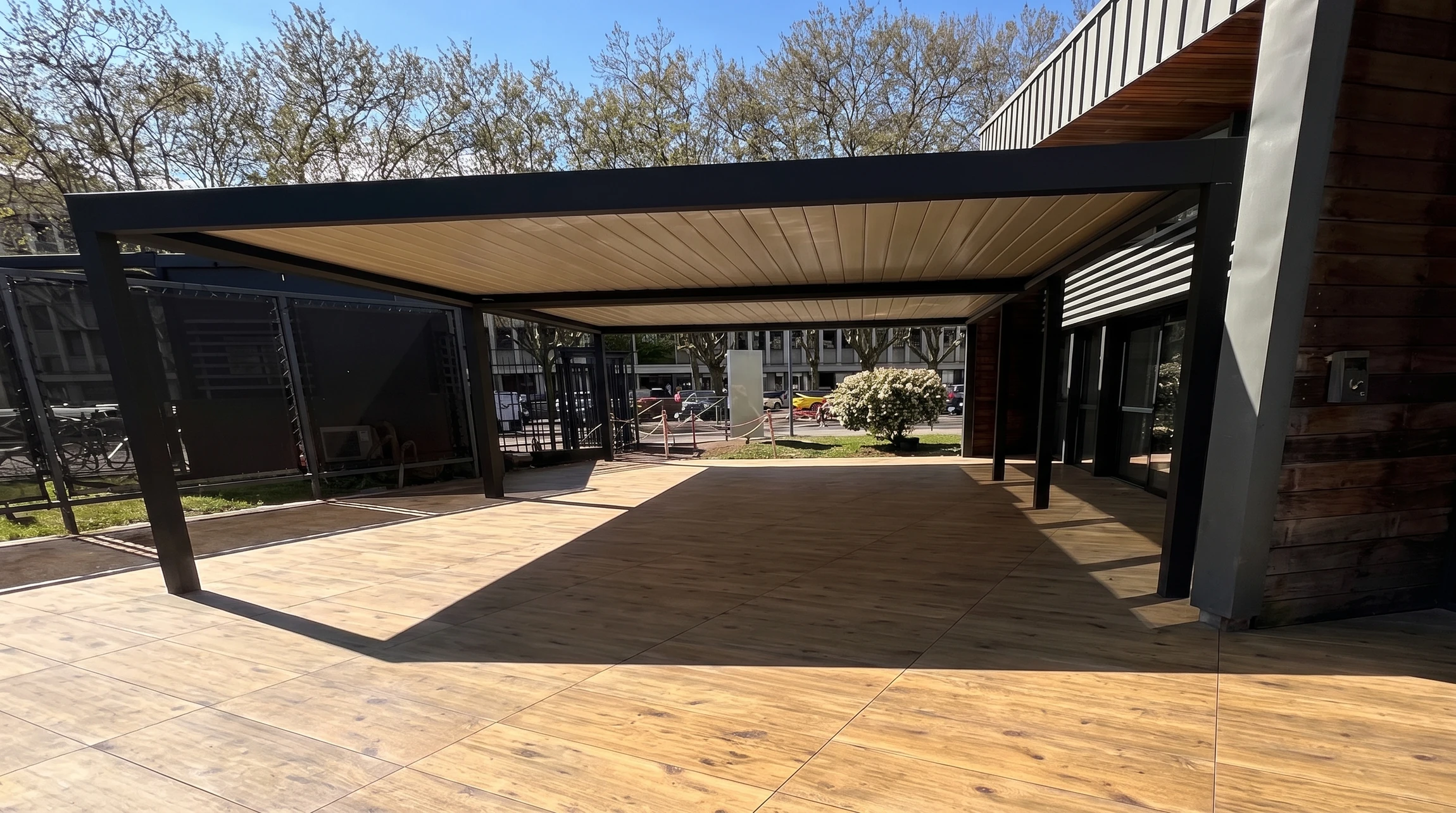 Terrasse extérieure moderne avec pergola bioclimatique à lames orientables en aluminium anthracite