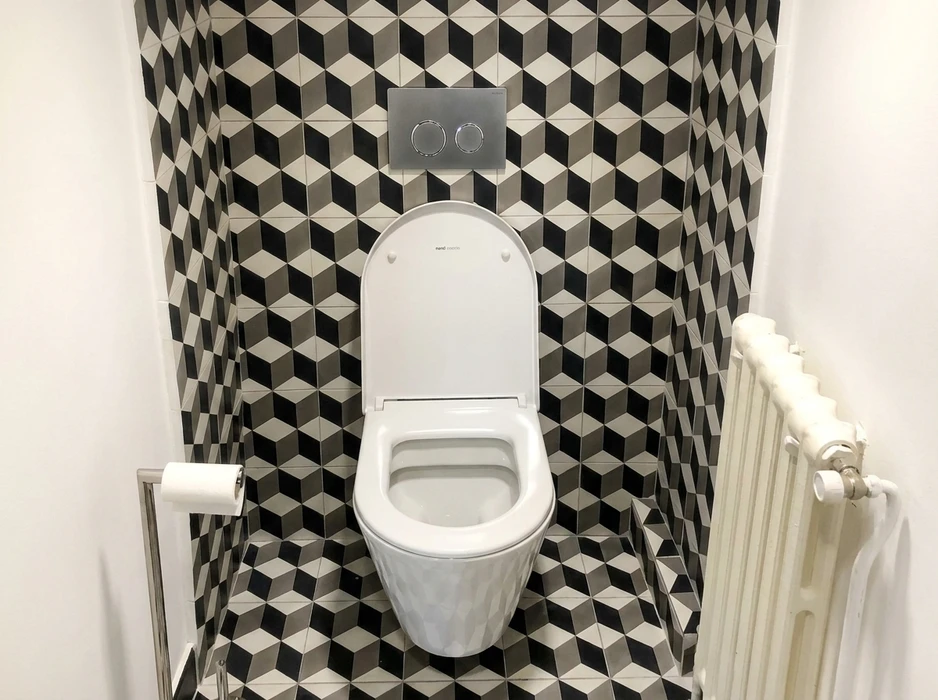 WC suspendu blanc sans bride, design épuré, abattant relevé