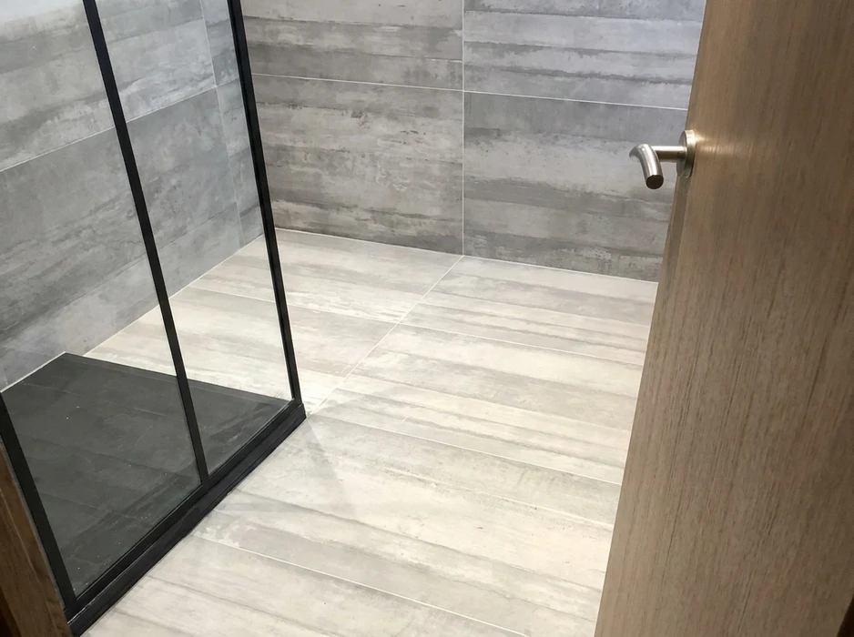 Salle de douche moderne vue en plongée
