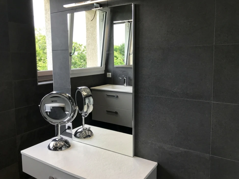 Salle de bains moderne aux murs en grands carreaux grès cérame anthracite
