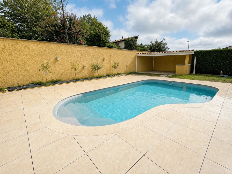 Terrasse extérieure avec carrelage imitation bois, pose en chevron à l'angle, joints fins gris