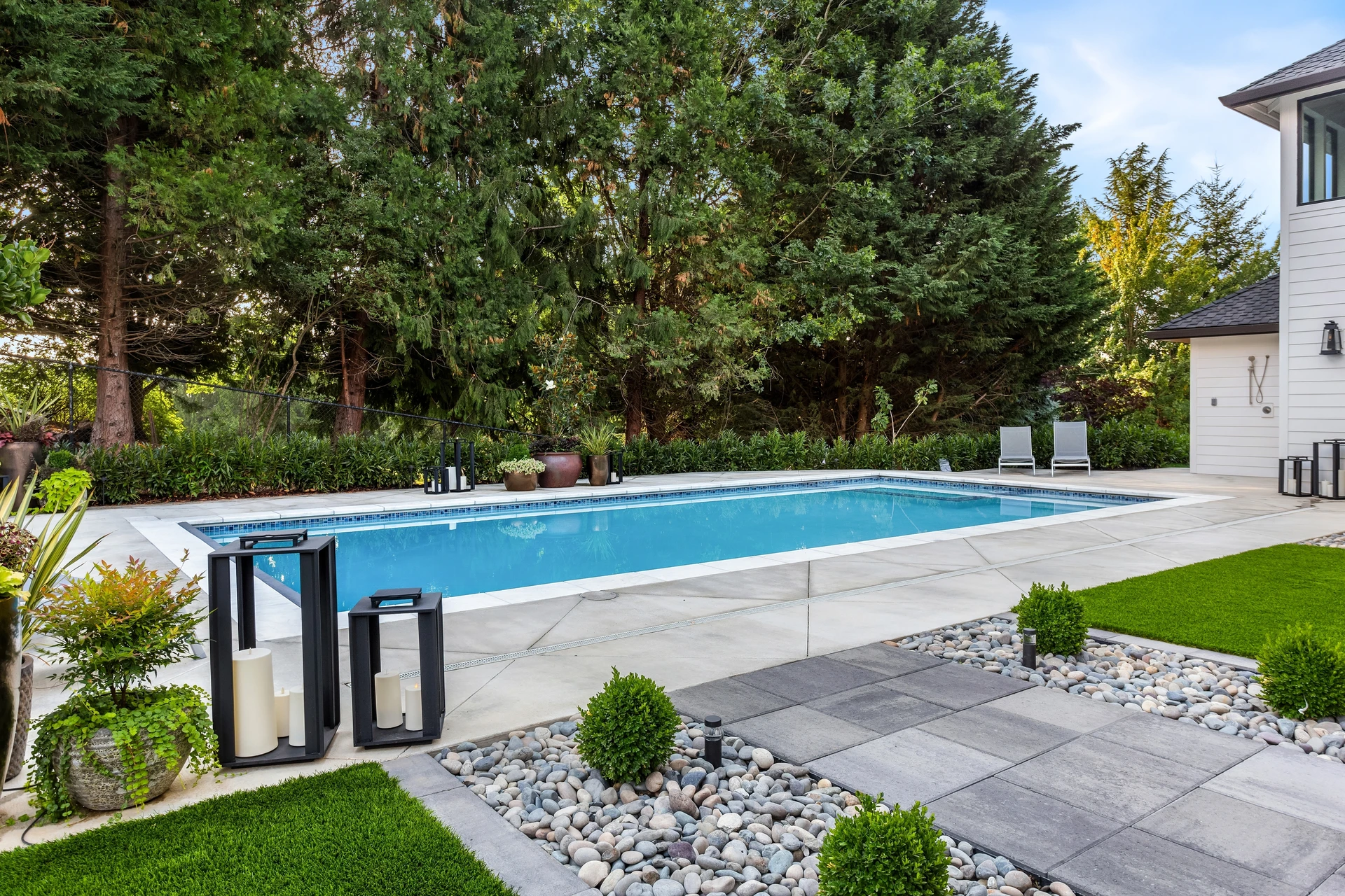Terrasse extérieure moderne avec pergola bioclimatique à lames orientables en aluminium anthracite