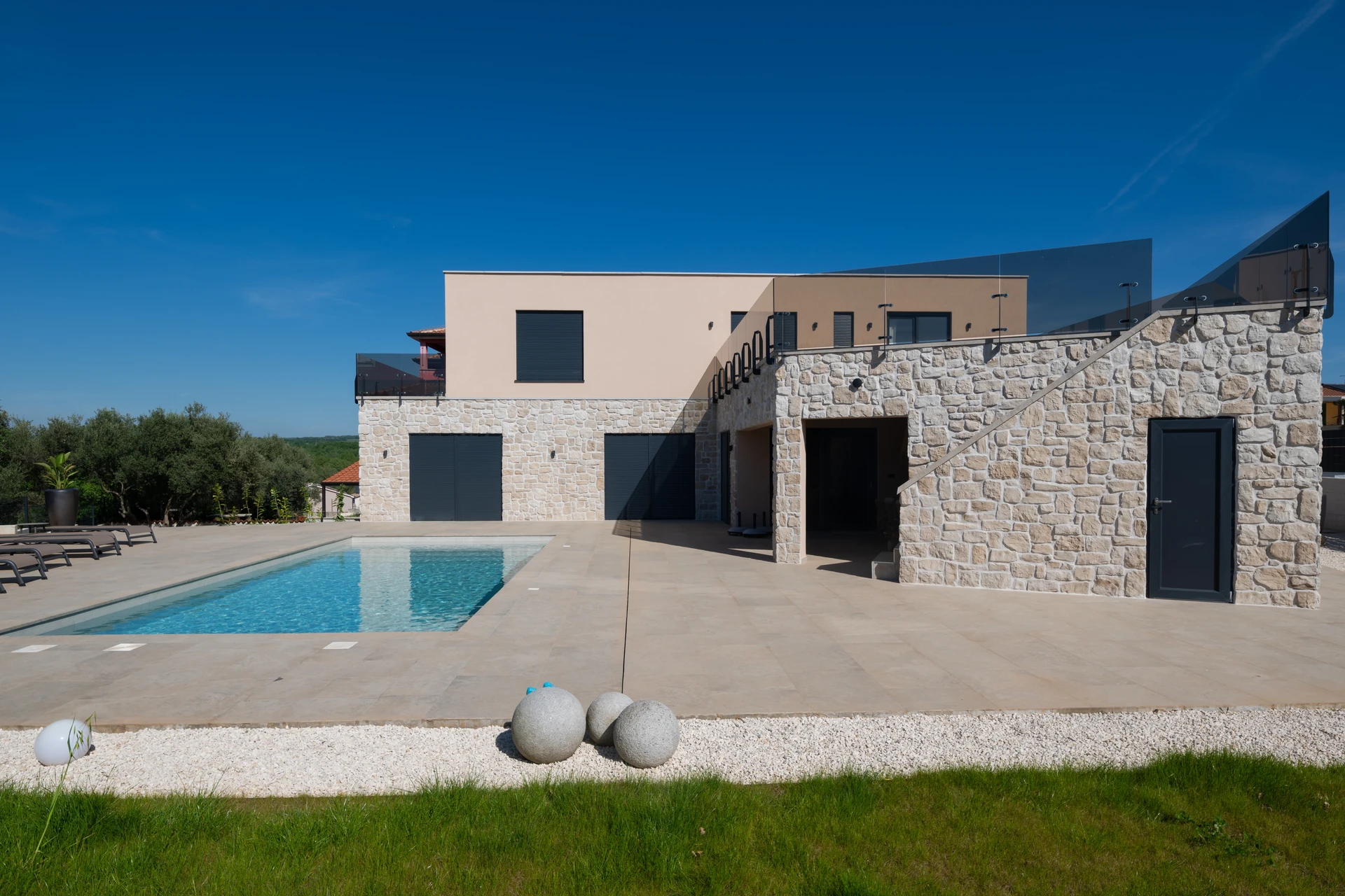 Terrasse extérieure moderne avec pergola bioclimatique à lames orientables en aluminium anthracite