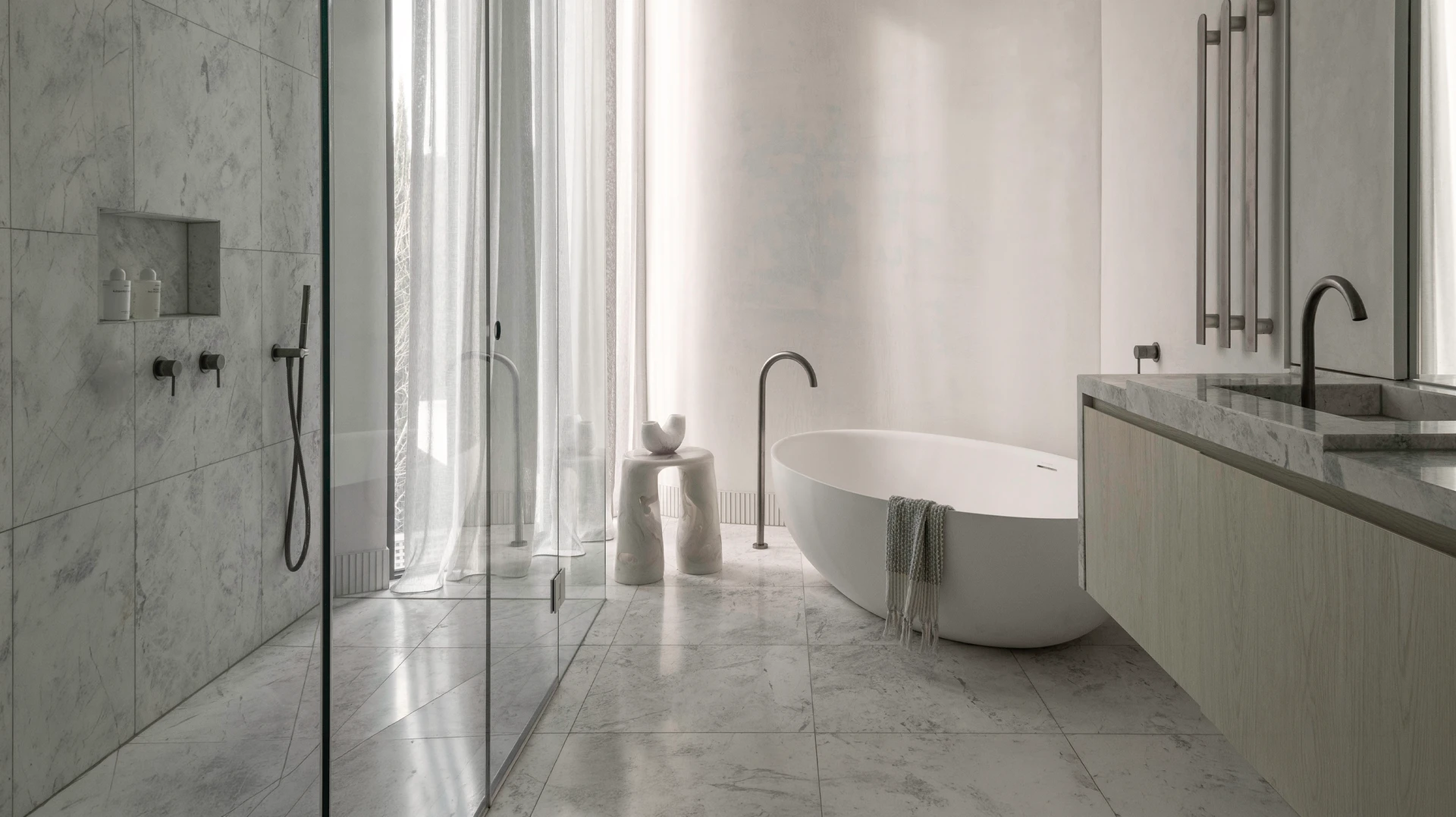 Salle de bain moderne avec meuble vasque suspendu en bois chêne foncé, plan vasque blanc, robinet mitigeur chromé